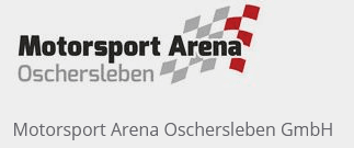 Motorsport Arena Oschersleben Logo mit einer grau-roten Zielflagge und dem Namen der GmbH darunter.